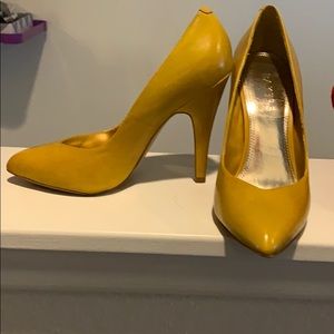 Mustard colored heels brand is bakers size 5.5